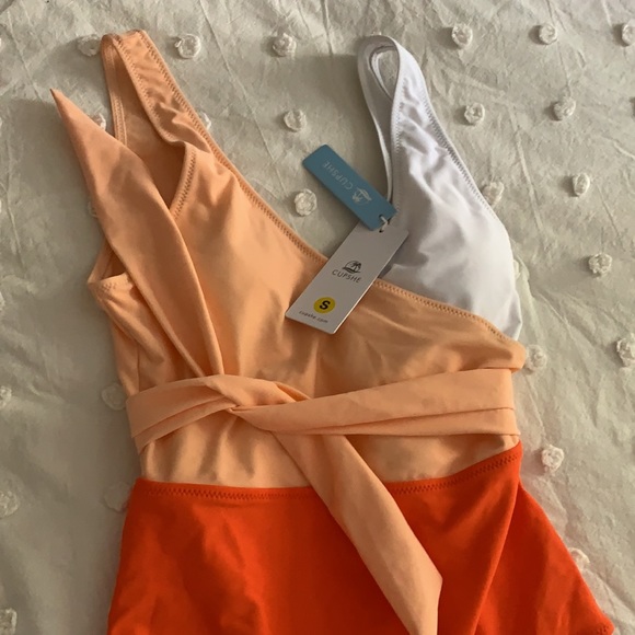 Cupshe color block swimsuit - Picture 2 of 4